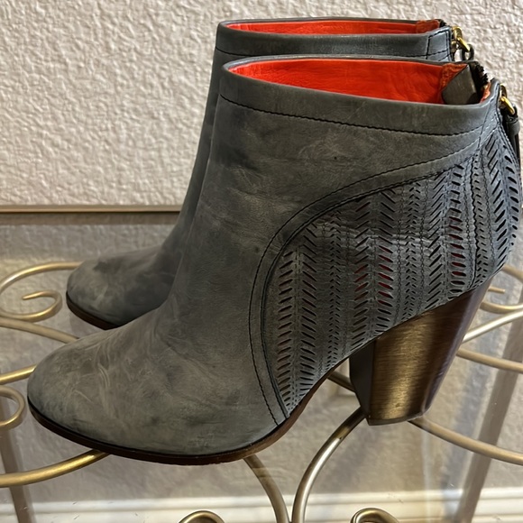 Coach Gray Leather Stack Heel Honey Laser Cut Booties Sz 11 - Picture 4 of 8
